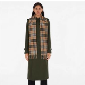 Burberry’s vintage lambswool scarf  euc and clean